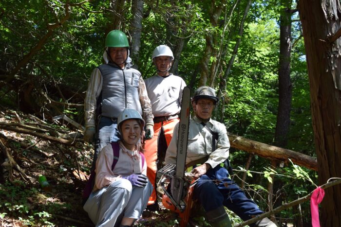 作業後に山の急斜面で記念撮影