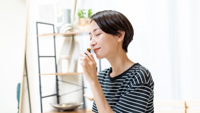 アロマオイルを嗅ぐ女性